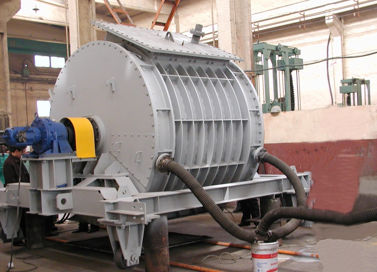 Rotary seal valve with reduction drive, end covers and maintenance trolley